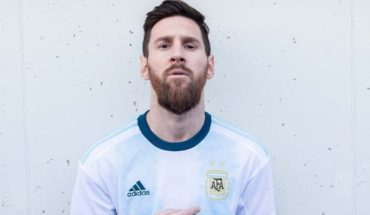 translated from Spanish: Tunden a Messi en redes por presentación del uniforme de Argentina