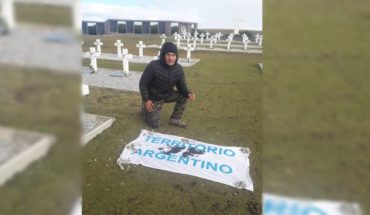 translated from Spanish: Un ex jugador fue apresado en Malvinas por mostrar una bandera argentina