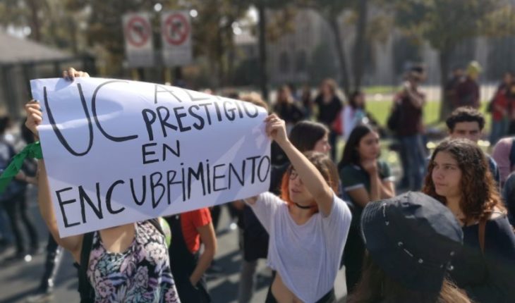 translated from Spanish: [VIDEO] Estudiantes del Campus Oriente de la PUC protestan en la calle tras desalojo