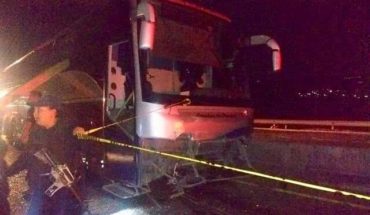 3 muertos en aparatoso choque entre autobús de pasajeros contra un auto en la “Siglo XXI”