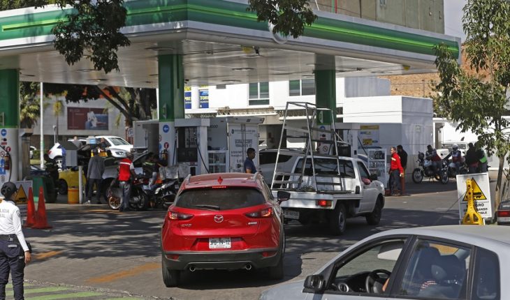AMLO pide a gasolineros no abusar en precios