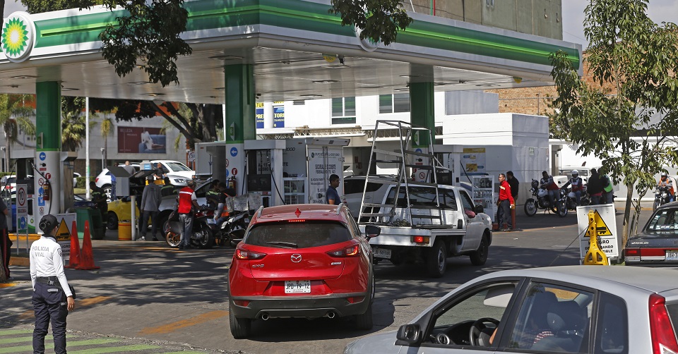 AMLO pide a gasolineros no abusar en precios