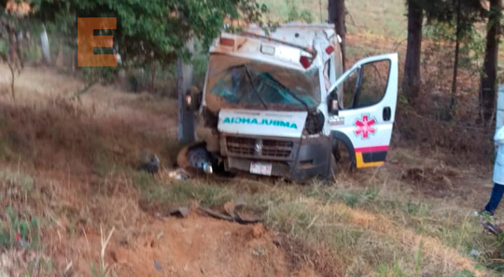 Ambulancia de Nahuatzen es chocada por un camión, no hay víctimas