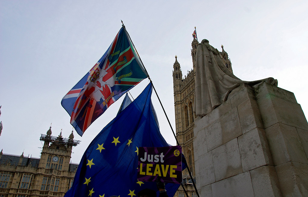 Banderas cerca del Parlamento de Westminster (Londres). Foto: ChiralJon (CC BY 2.0)