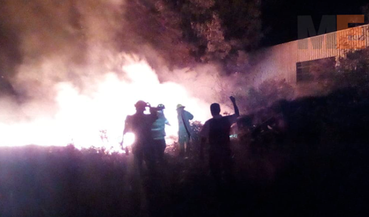 Bodega de madera se incendia en Ciudad industrial de Morelia, Michoacán