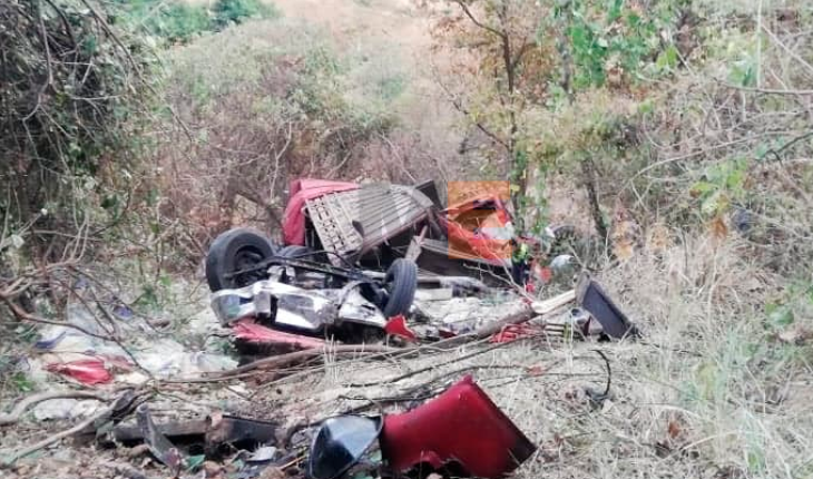 Camionero muere y su hijo queda herido al desbarrancar su unidad en Uruapan, Michoacán