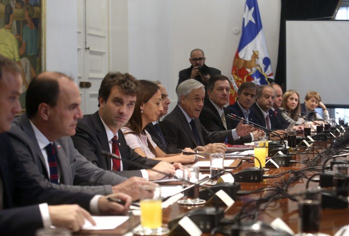 Consejo de Gabinete: Piñera pide a ministros ser “honestos y humildes” y anuncia que los evaluará