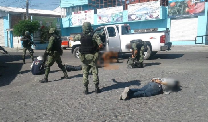 Detienen a cuatro presuntos delincuentes con camioneta robada en Yurécuaro, Michoacán