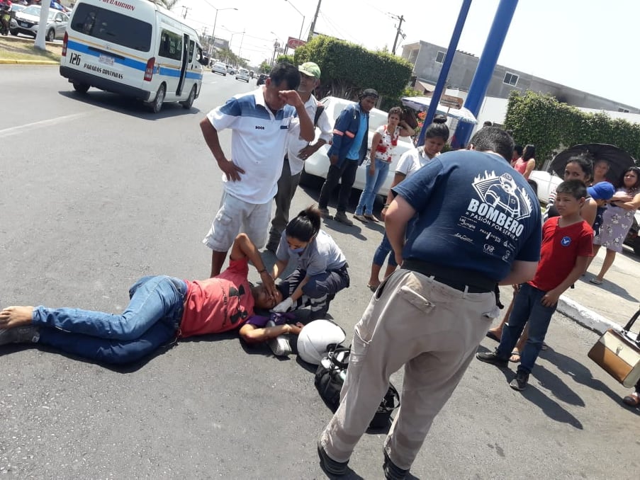 Encontronazo en avenida de Lázaro Cárdenas, deja un motociclista herido