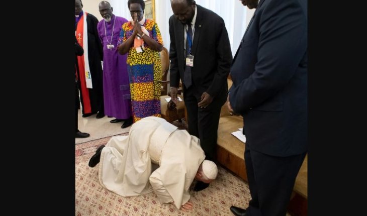 Fuera de protocolo: el Papa exige la paz besando los pies de los líderes de Sudán del Sur