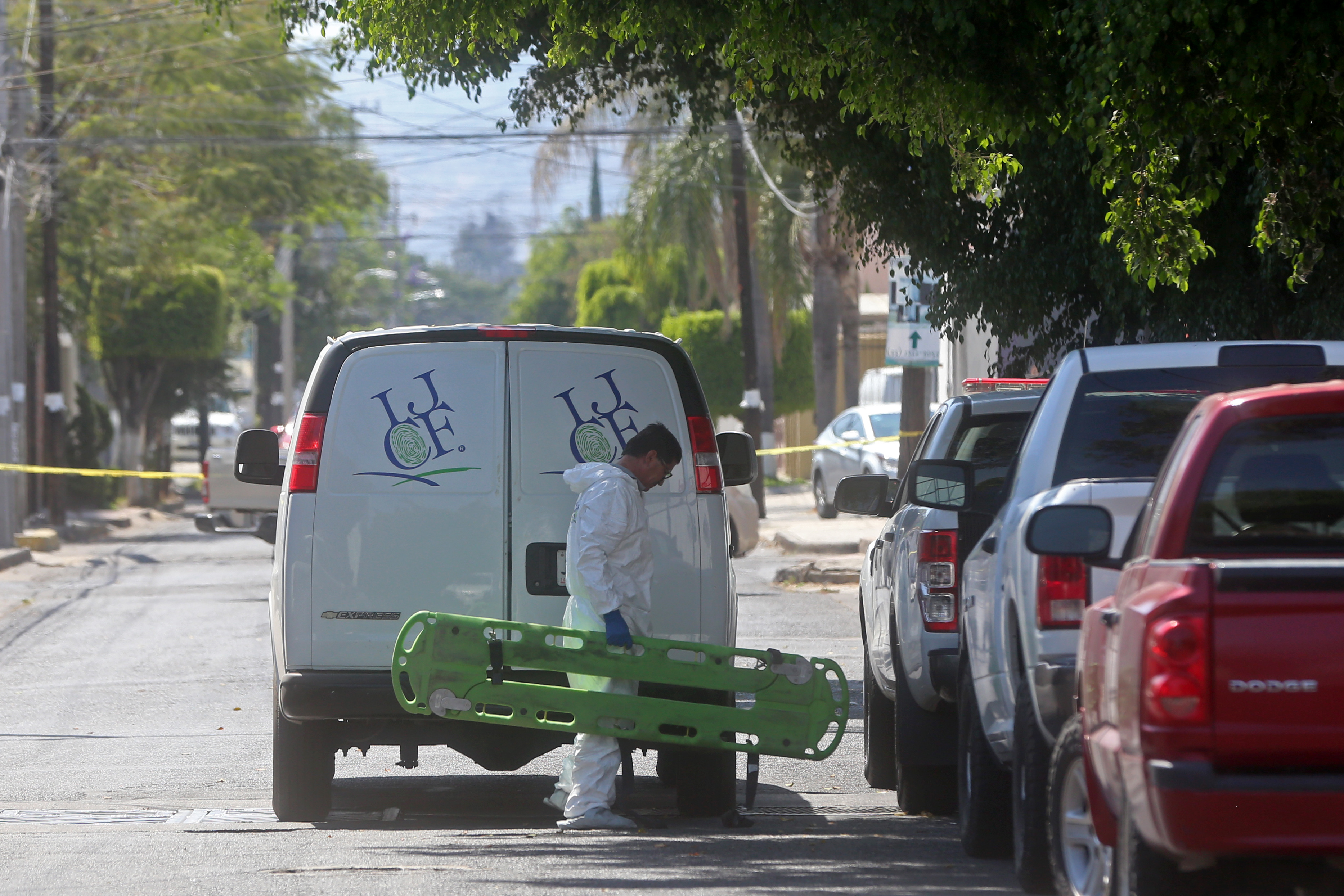 Localizan 14 cuerpos en fosas halladas en una vecindad de Jalisco