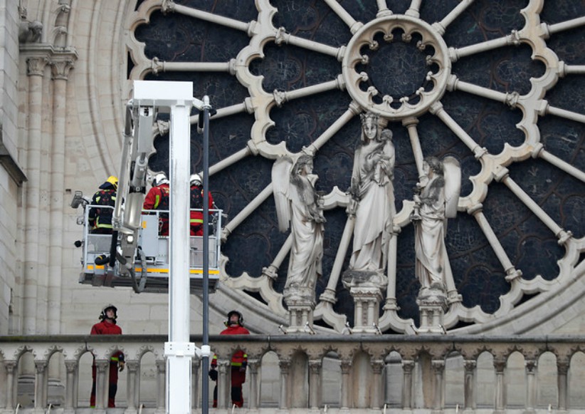 Los tres rosetones y el órgano de Notre Dame se salvaron de las llamas