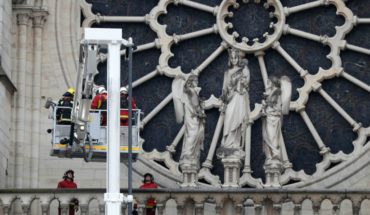 Los tres rosetones y el órgano de Notre Dame se salvaron de las llamas