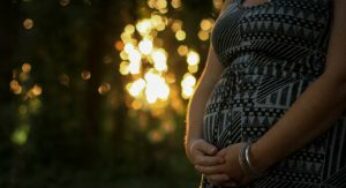 Madre embarazada podría ir a la cárcel porque su hijo de 3 años orinó en público