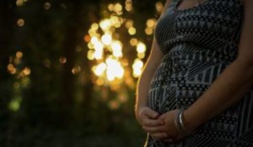 Madre embarazada podría ir a la cárcel porque su hijo de 3 años orinó en público