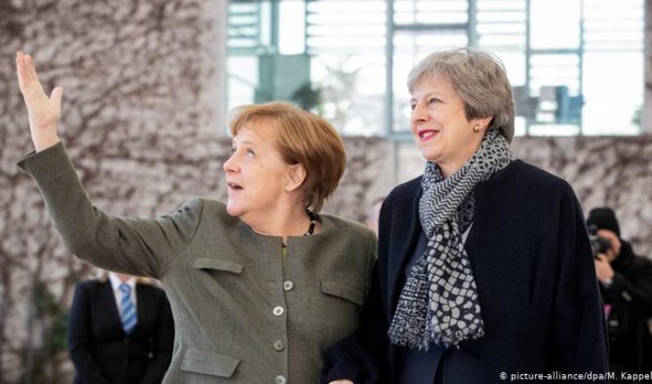 Merkel admitiría un aplazamiento del “brexit” hasta principios de 2020