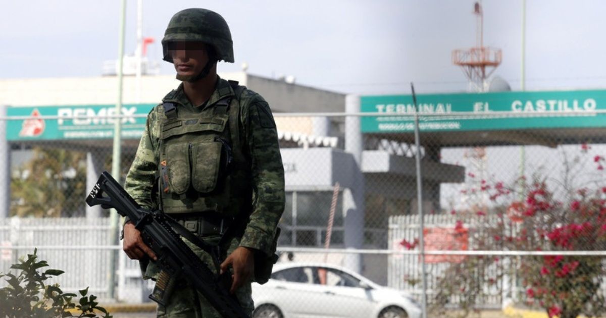 Militares toman refinerías para frenar robo combustible en México