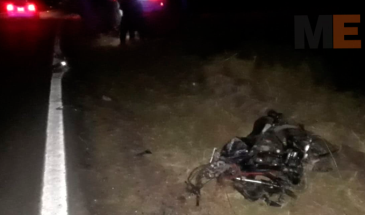Motociclista fallece en choque contra un auto en Apatzingán, Michoacán