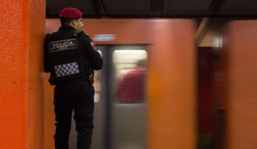 Muere policía tras ser arrojado a las vías del metro