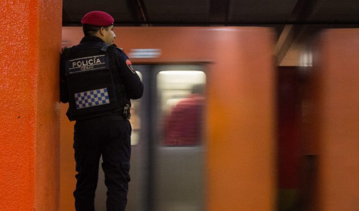 Muere policía tras ser arrojado a las vías del metro