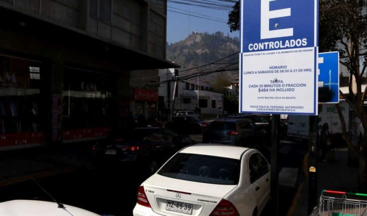Pese a fallo de tribunal empresa sigue cobrando por estacionar en Recoleta