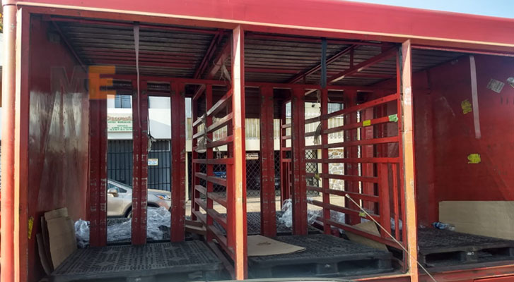 Presuntos normalistas saquean mercancía de dos camiones de Coca Cola en el Centro Histórico de Morelia