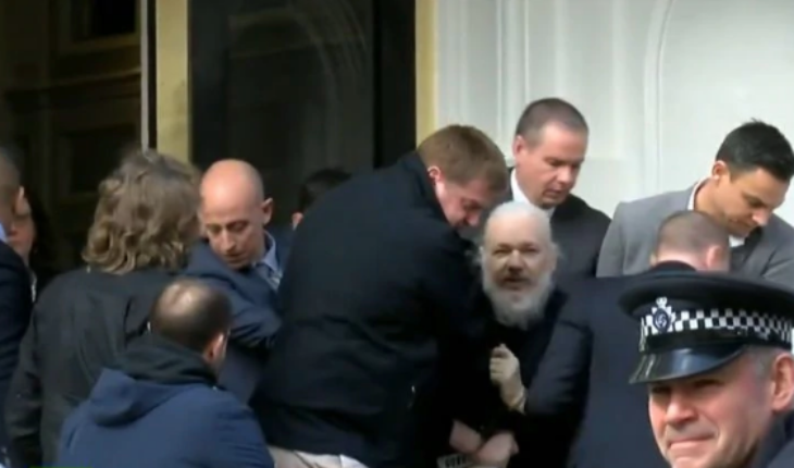 Scotland Yard detiene a Julianne Assange desde Embajada de Ecuador en Londres