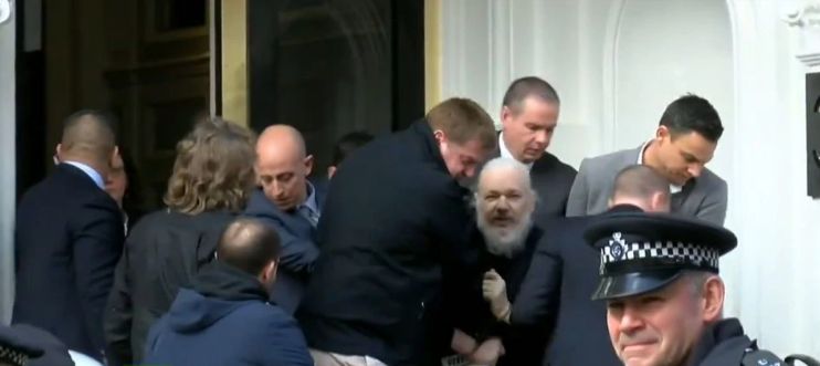 Scotland Yard detiene a Julianne Assange desde Embajada de Ecuador en Londres