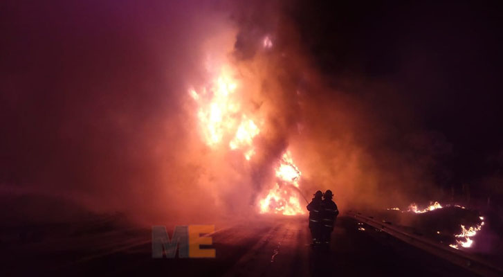 Se incendia un camión cargado de resina en la autopista Siglo XXI