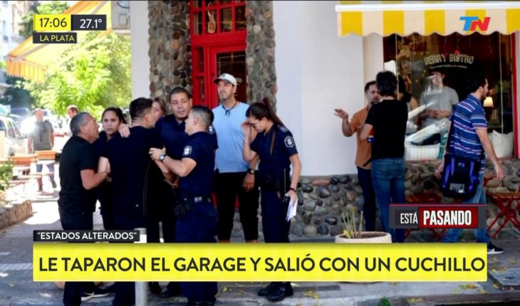 Video: Le taparon el garage y salió con un cuchillo
