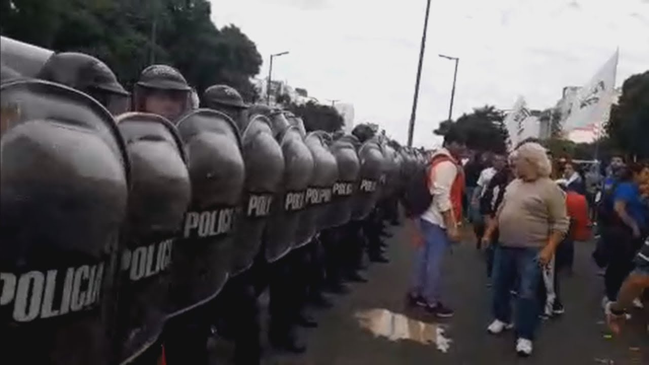 Tensión entre policías y manifestantes frente al Ministerio de Desarrollo Social