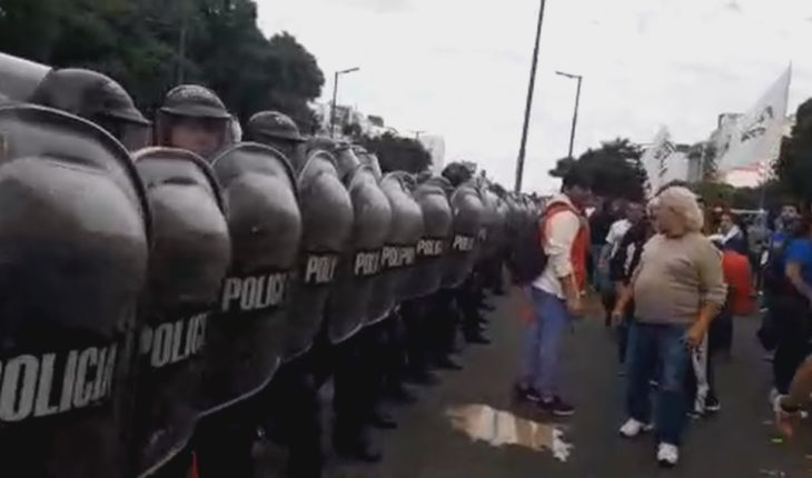 Video: Tensión entre policías y manifestantes frente al Ministerio de Desarrollo Social