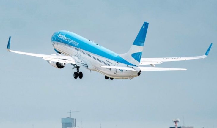 translated from Spanish: Aerolineas Argentinas suspended all its flights for Tuesday 30 stop