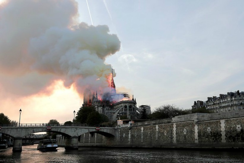 Evacúan casas cercanas a la catedral de Notre Dame por posible colapso