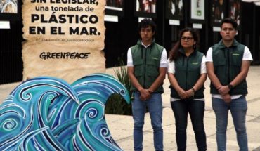 translated from Spanish: Greenpeace protest before Senate with wave of plastic