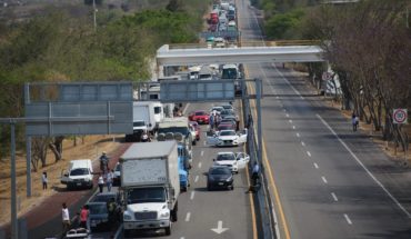 translated from Spanish: Gunmen attack tourists in the highway of the Sun