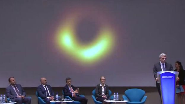 Conferencia de prensa en la que se presentó la foto del agujero negro en la galaxia M87