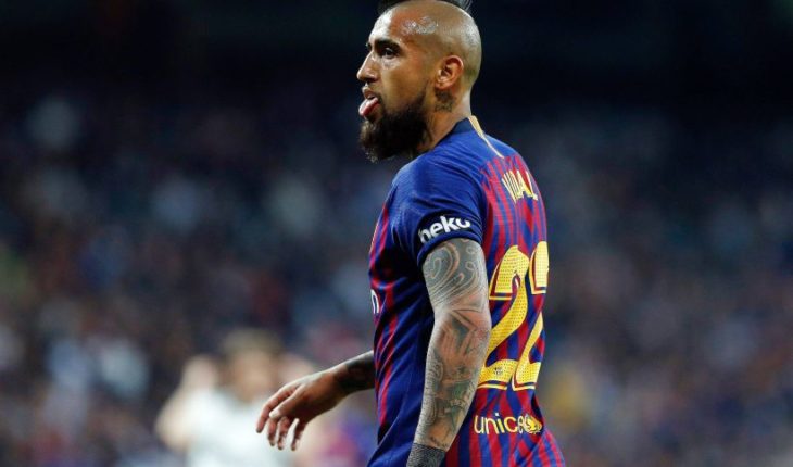 translated from Spanish: In Spain they say that Barcelona will offer one more year to Arturo Vidal