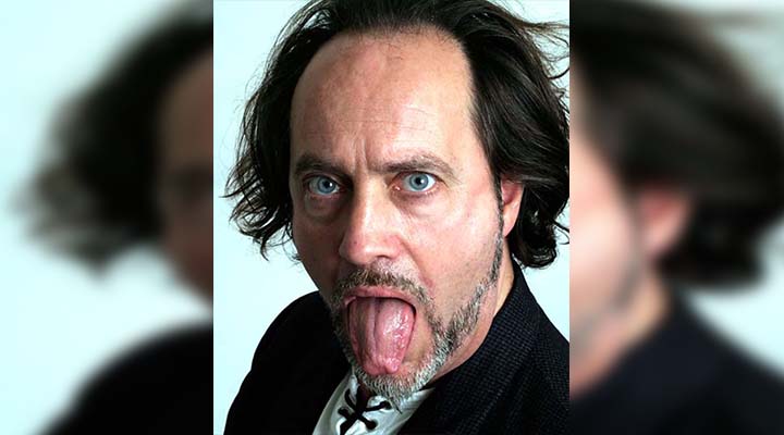 In the middle of his show, English comedian Ian Cognito dies