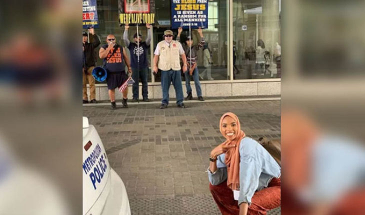 translated from Spanish: It becomes viral photo of Muslim woman smiling against intolerance, in United States