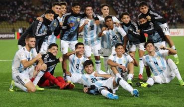 translated from Spanish: La Selección Argentina Sub 17 perdió por goleada ante Ecuador pero gritó campeón en el Sudamericano
