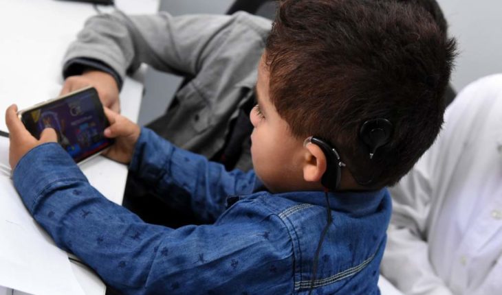 translated from Spanish: Less than two years listening for the first time his mother thanks to new cochlear implant technology
