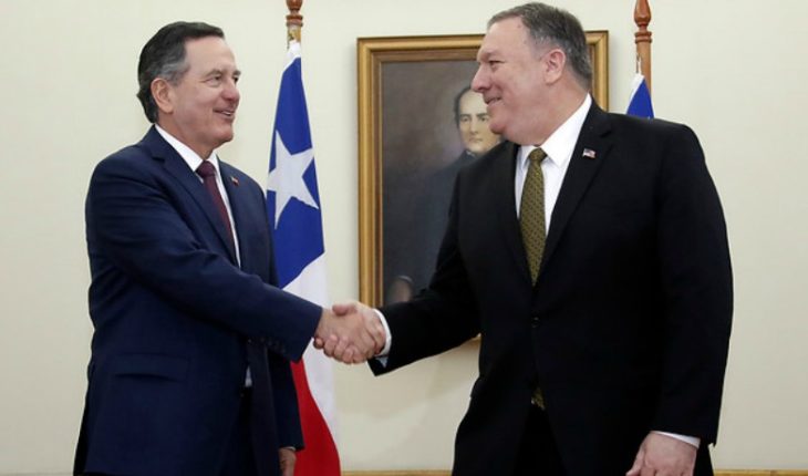 translated from Spanish: Mike Pompeo described Chile as “a leader for the Venezuelan people”