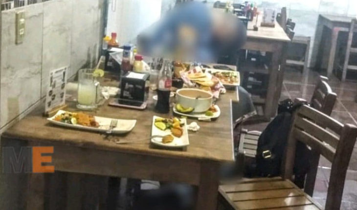 translated from Spanish: Mueren tres personas en ataque a balazos en un restaurante de Cuitzeo, Michoacán