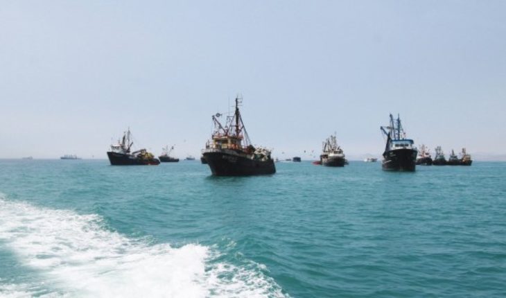 translated from Spanish: Navy captures three Peruvian fishing boats that were illegally fishing in the country