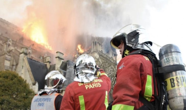 translated from Spanish: Notre Dame: Los bomberos y su “cadena humana”, los héroes de París