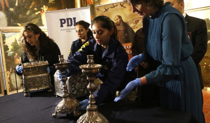 translated from Spanish: PDI returned to the Museum of Colonial art pieces seized Raúl Schüler