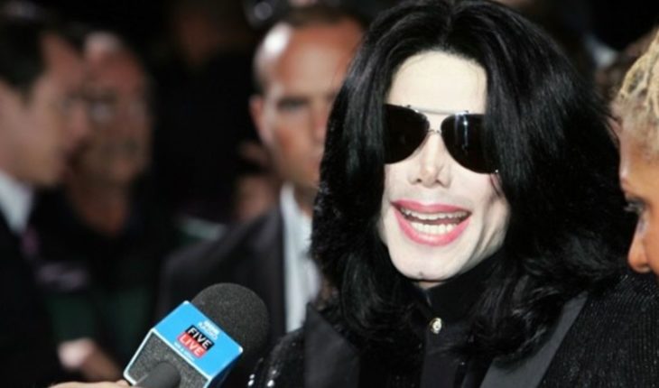 translated from Spanish: Parents ask to withdraw the name Michael Jackson Auditorium of a school