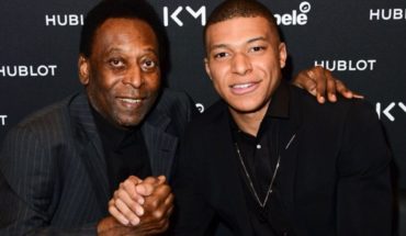 translated from Spanish: Pelé presented improvements after being hospitalized for a urinary tract infection