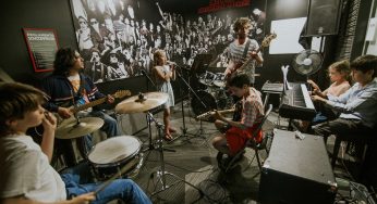 translated from Spanish: School of Rock y Atlantic Records lanzan programa gratuito de búsqueda de cantautores adolescentes